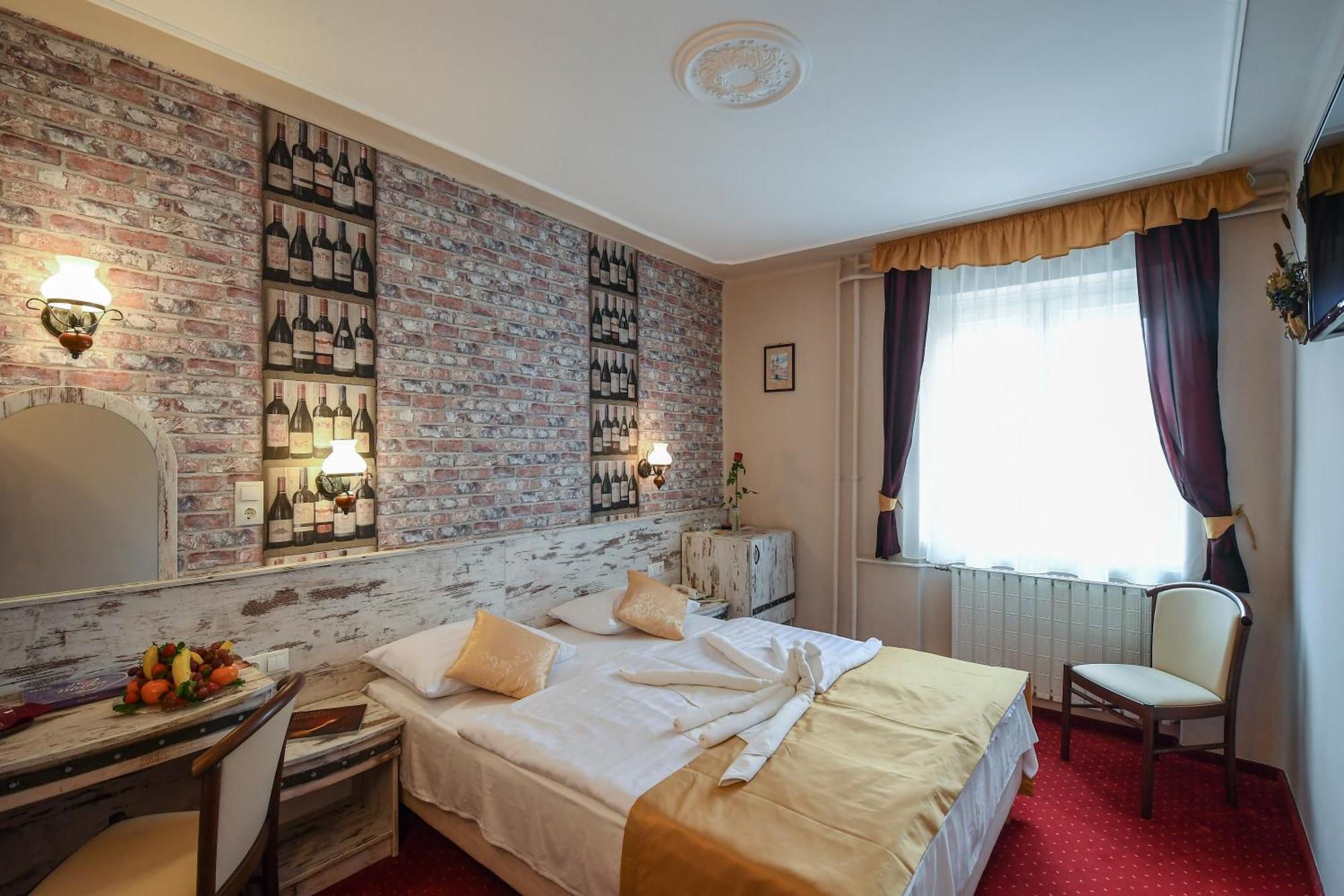 Hotel Korona Wellness, Rendezveny Es Borszalloda