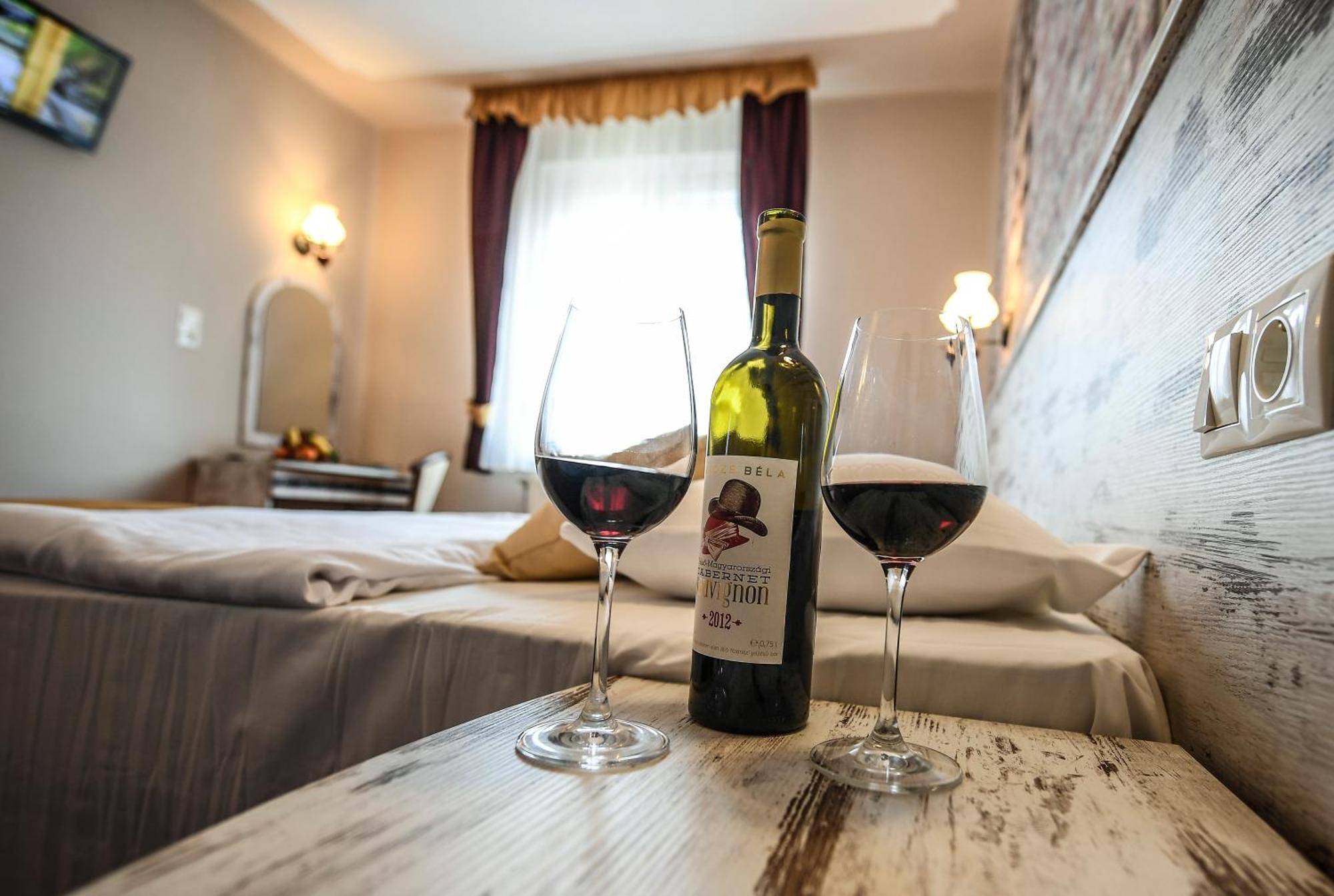 Hotel Korona Wellness, Rendezveny Es Borszalloda